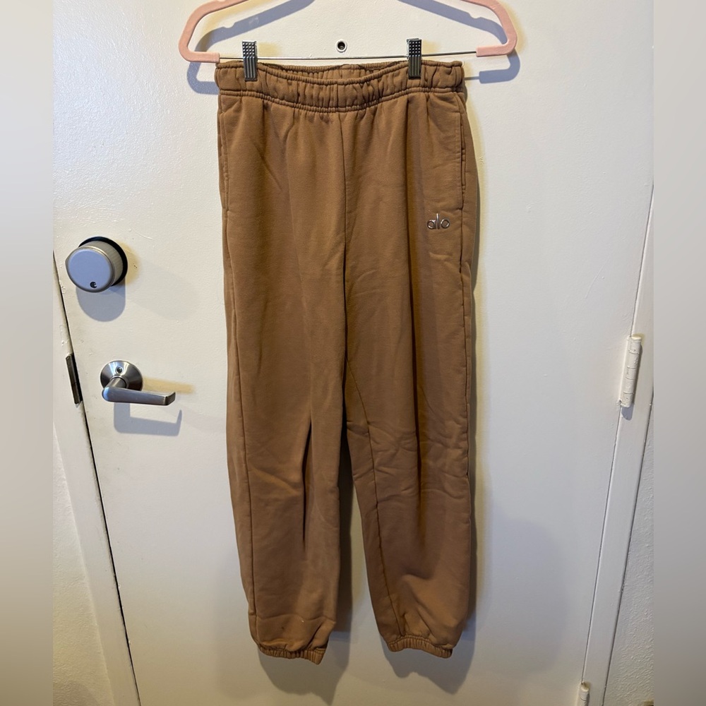 ALO Yoga Toasted Almond Accolade Sweatpant